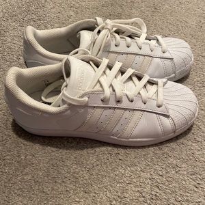 Adidas original superstar like new white shoes size 5.5 women.